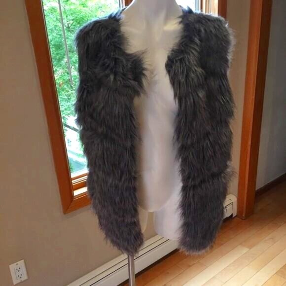 Faux fur grey vest - Picture 1 of 9